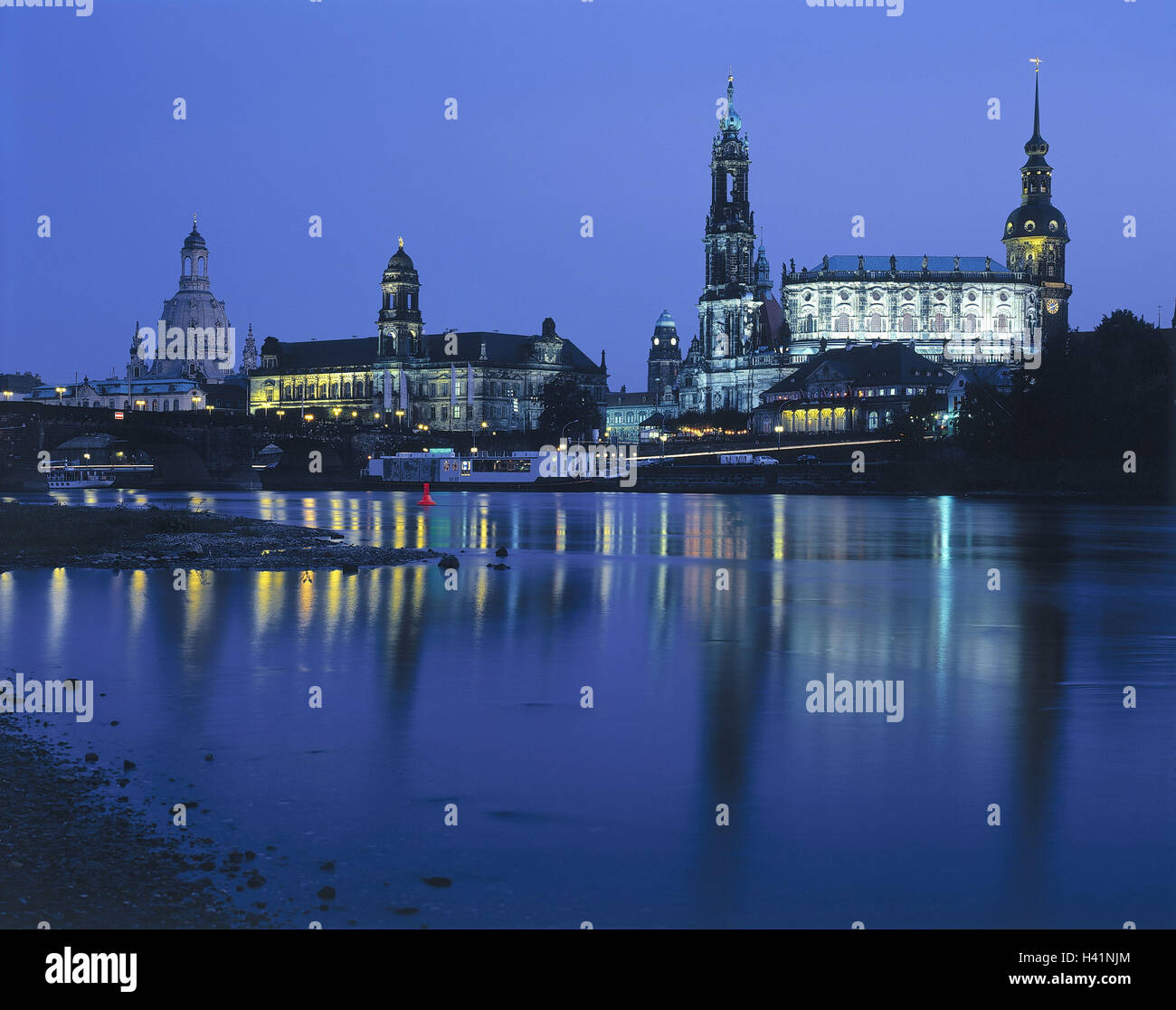 Deutschland, Sachsen, Dresden, Blick auf die Stadt, Beleuchtung, Abend, Fluss Elbe, Europa, Stadt, Hauptstadt des Bundesstaates Teil Stadt, Ort der interessieren, Wahrzeichen, Augustusbrücke, Kirche unserer lieben Frau, Zustand Haus, Theaterkahn, des Prinzen Zug, Rathausturm, Hofkirche, Hausmann Stockfoto