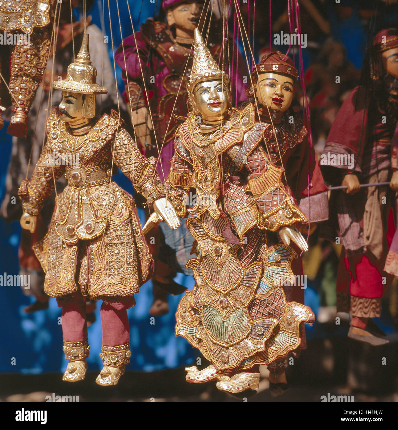 Myanmar, Mandalay, Souvenir Vertrieb, Puppen, Kleidung, Asien, Indochina, Burma, Urlaubserinnerungen, Verkauf, verkaufen, 'Youy-die Pwe', Spielzeug, Puppen, Kleidung, festlich, Folklore Kleidung, prächtig, Trachten, Folklore, Handarbeit, Kunsthandwerk, Handwerk, Stillleben, Produktfotografie Stockfoto