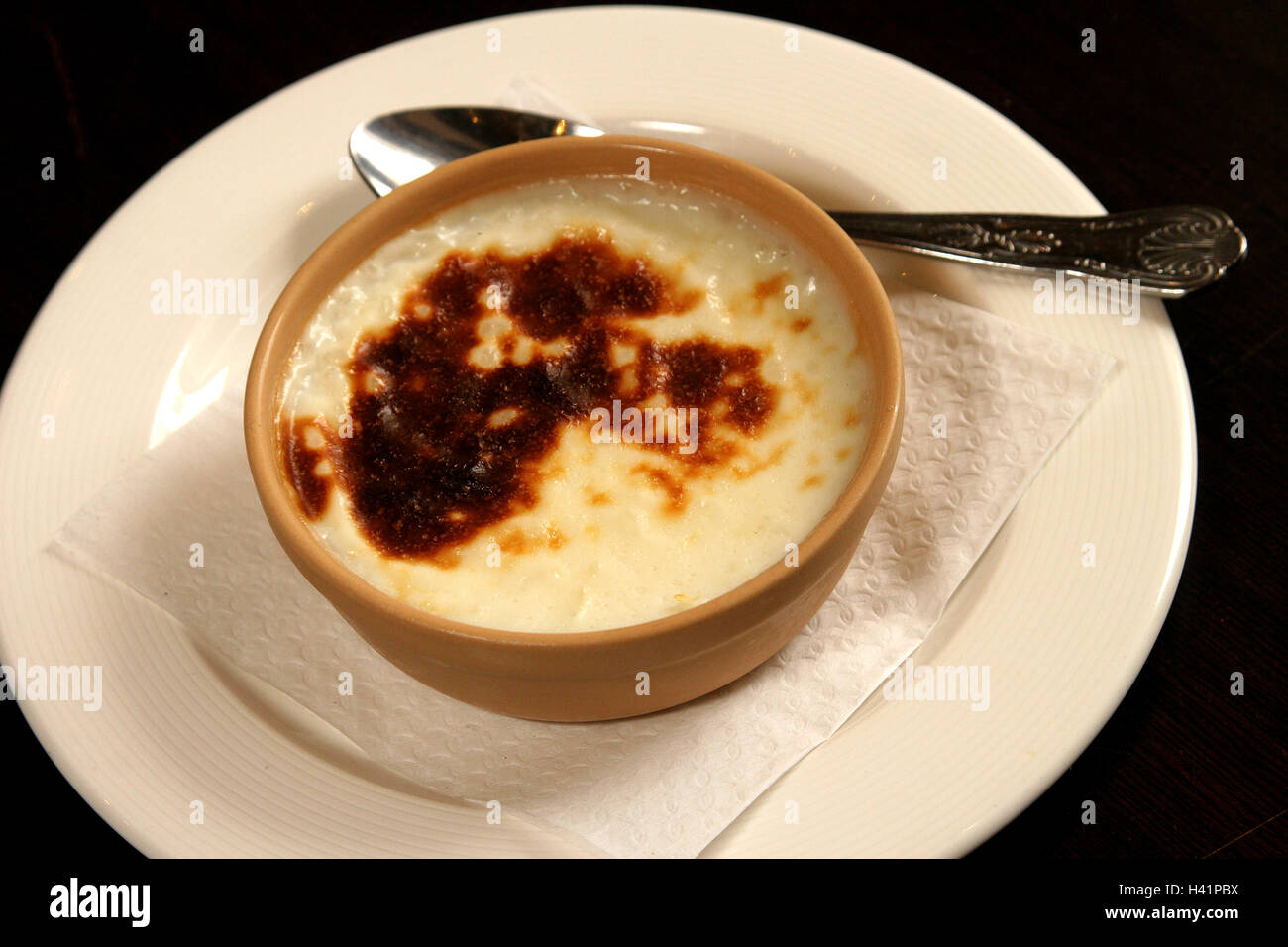 Fırın Sütlaç, Türkischer Gebackener Reispudding. Reis Pudding ist ein  Gericht aus Reis mit Wasser oder Milch und anderen Zutaten wie Zimt und ra  gemischt Stockfotografie - Alamy