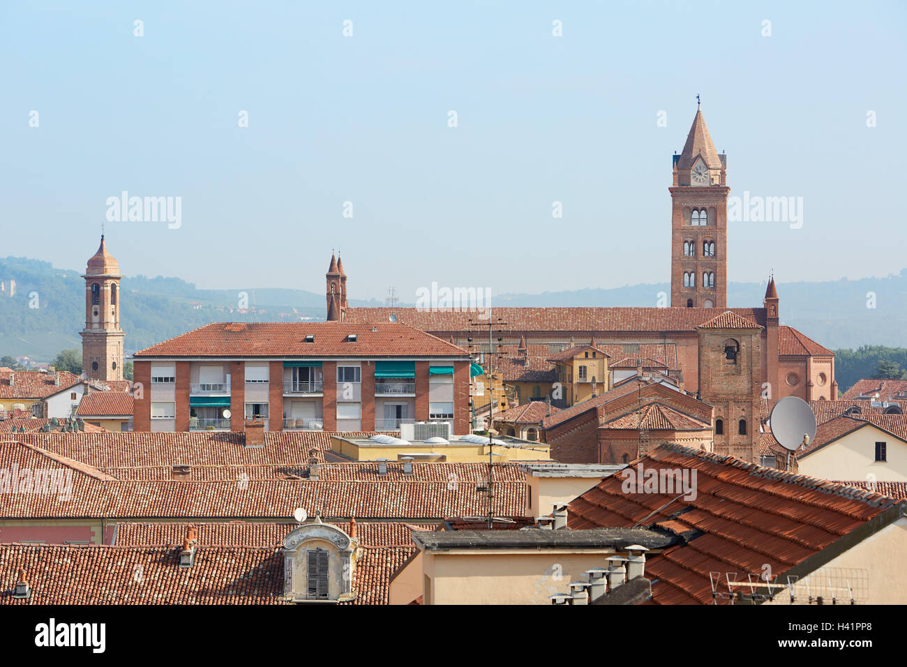 Alba-Dächer mit Kathedrale Bell tower Ansicht, Italien Stockfoto