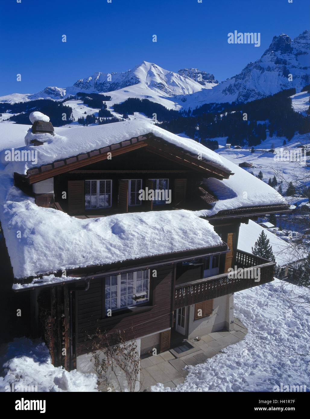 Schweiz, Berner Oberland, Adel s Stock, Haus, Schnee, Europa, Kanton Bern, Gebäude, Holzhaus, Daecher, verschneit, verschneite, Wintersport Ort, Gebiet, Gebirge, Berge, Winter Skifahren Stockfoto