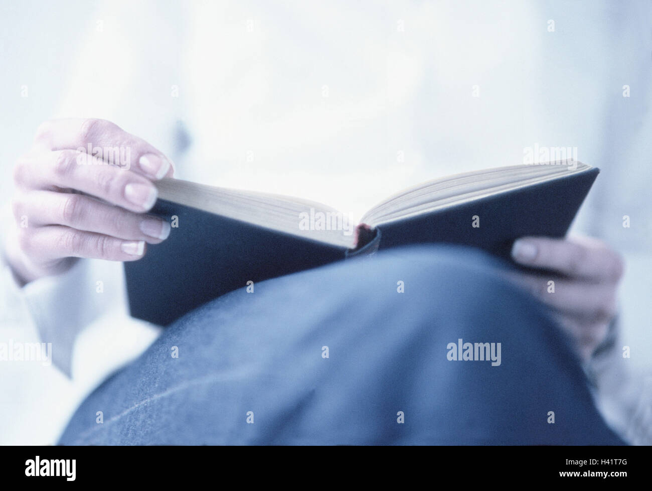 Frau, Buch, lesen, Detail, Freizeit, Hobby, Unterhaltung, Literatur, Roman, Erholung, Entspannung, abschalten, sitzen, dort nehmen Sie es einfach, Hände, Knie, innen Stockfoto