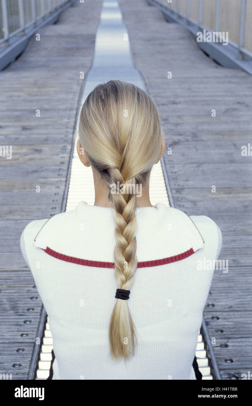 Holzsteg, mitteleuropäisch, Film, Frau, sitzen, Rückansicht, jung, Blond, Zopf, 19 Jahre, Weg, Brücke, Flugbahn, Holz-, corrugatedly, ungleichmäßig, zögernd, Unsicherheit, Ungewissheit, Zweifel, Angst, Hoffnung, Stärke, Mut, Zukunft, Angst vor der Zukunft, Symbol, Sterne Stockfoto