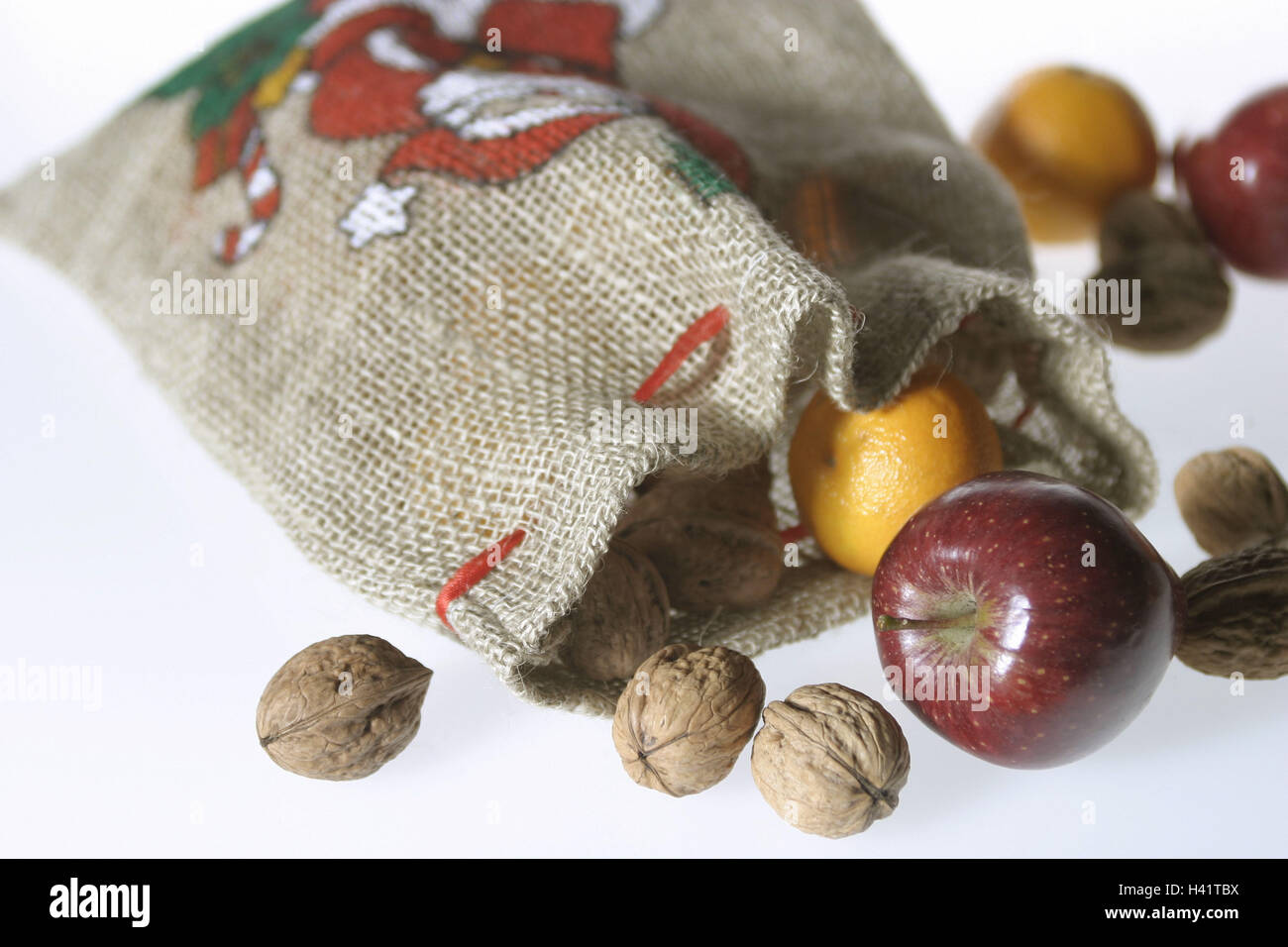 Santas Saccules offen, detail, Nüssen, Äpfeln, Mandarinen Nicholas, Jute Beutel, Beutel, Santas Beutel, Früchte, Überraschung, Geschenk, Adventszeit, Advent, Weihnachtszeit, Yule Flut, Stillleben, Produktfotografie, Tradition, Traditionen, Weihnachten Stockfoto