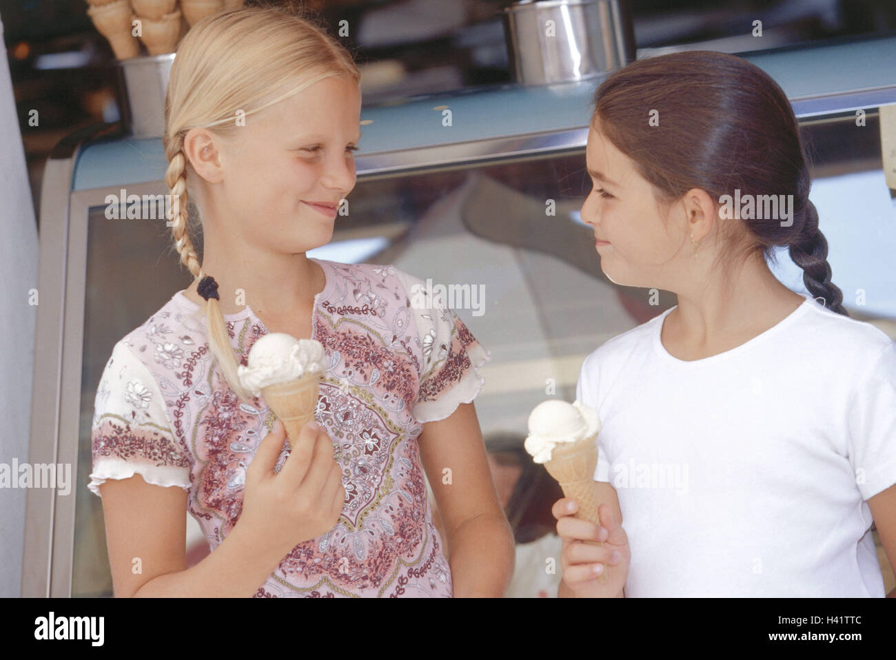 Eisdiele, Mädchen, Eis, Essen, glücklich, 12 Jahre, Jugendliche, Teenager Mädchen, Freundschaft, Freunde, Freunde, knabbern, Eis, Waffeln, Waffel-Eis, süß, genießen, Erfrischung, Kindheit, Natürlichkeit, Sommer, Urlaub, Freizeit, Urlaub Stockfoto