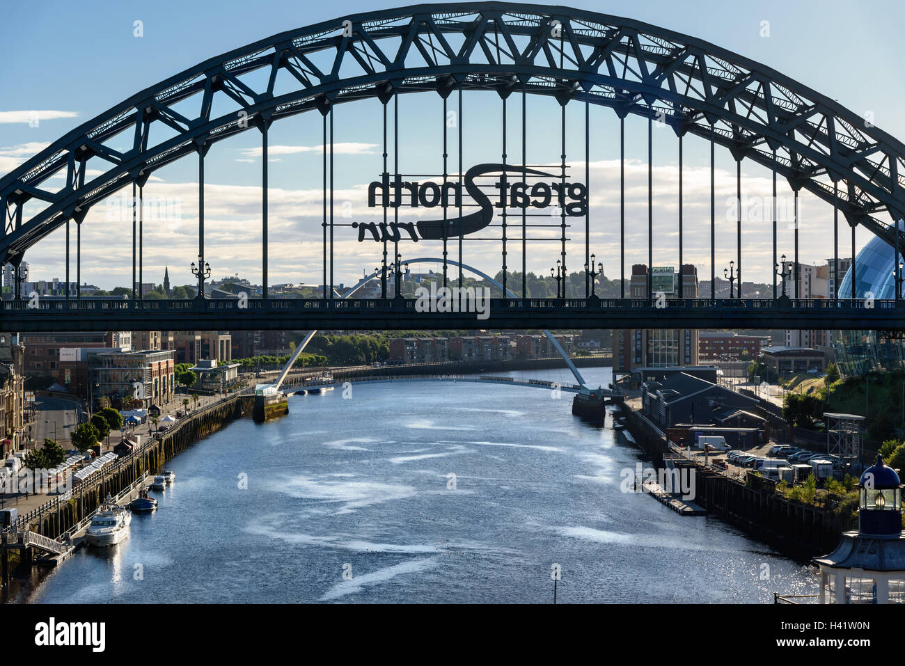Die Tyne Bridge ist eine durch Bogenbrücke über den Fluss Tyne im Nordosten Englands, Newcastle. Stockfoto