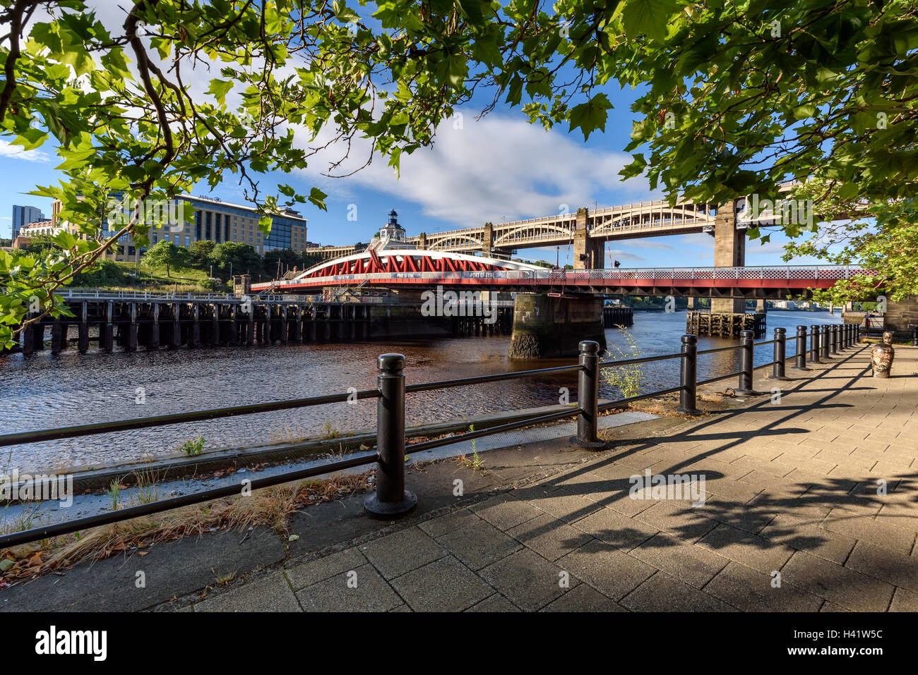 Die Drehbrücke ist die vierte Brücke über den Tyne in Newcastle auf dem gleichen Gelände gebaut worden sein. Stockfoto