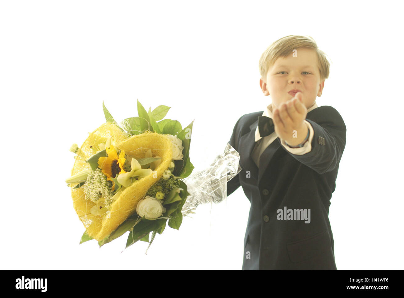 Geben Geburt, Lächeln, Blumenstrauß, hält, Geste, Halbporträt, Kind Portrait, Kind, 9-12 Jahre, Smoking, Anzug, Fliege, stilvoll, Seite Scheitelpunkte, freundlich, schön, Nettigkeit, gibt höflich, überraschen, gibt, Blumen, Blumenstrauß, herzförmig, Mutter Tag, Geburtstag, Innenaufnahme, Studio, freie Platten Stockfoto