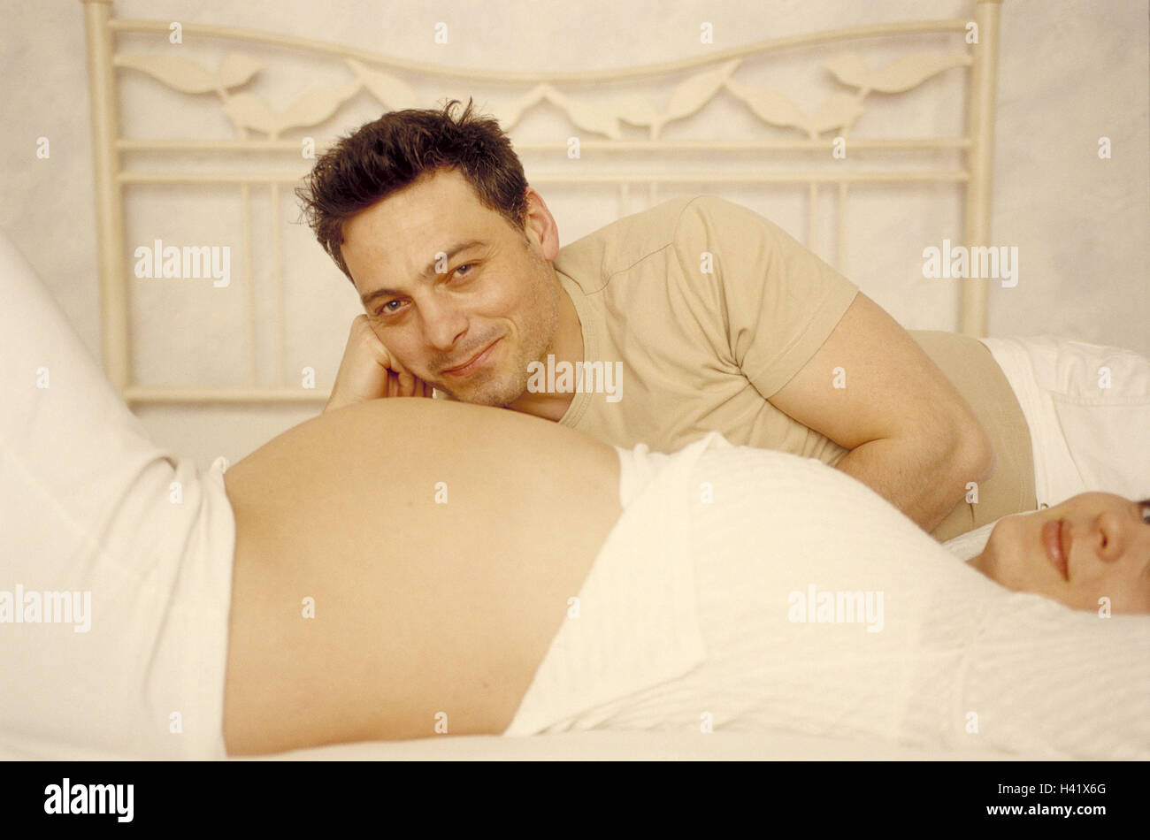 Bett Paar Liegen Frau Schwanger Mann Baby Bauch