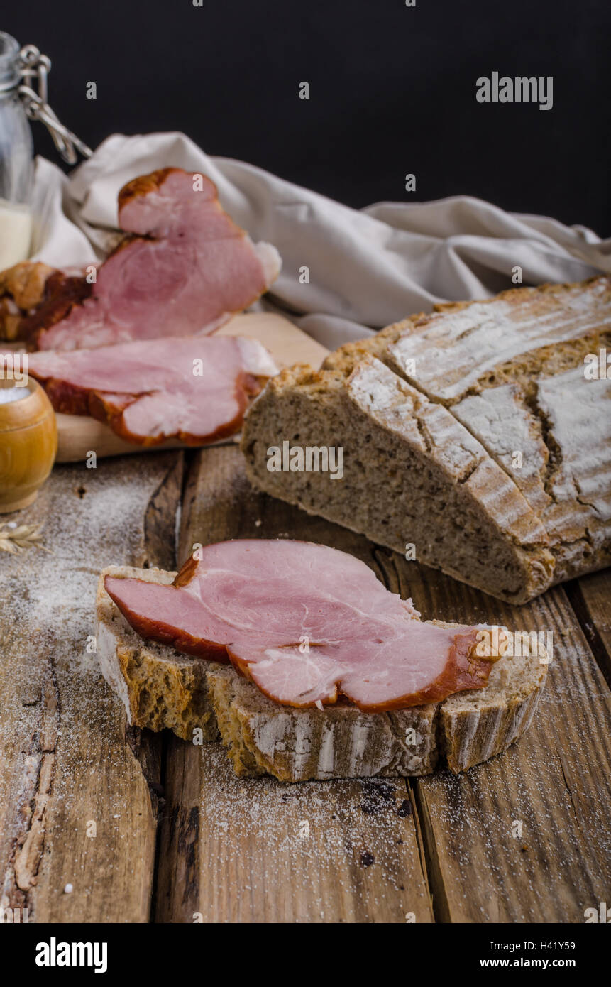 Geräuchertes Fleisch auf selbstgebackenes Brot, einfachen, rustikalen Brunch mit Proteinen Stockfoto