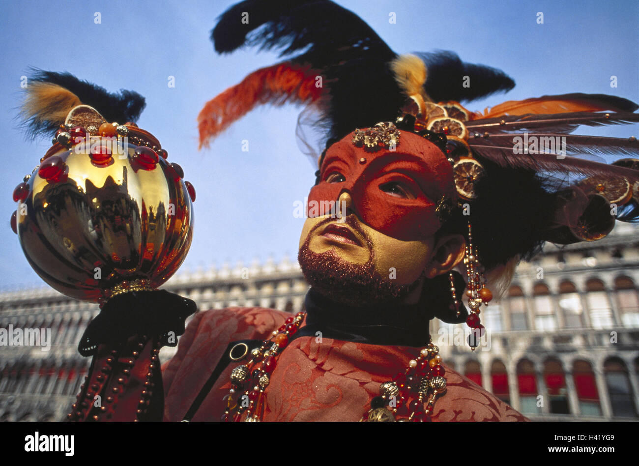 Italien, Veneto, Venedig, Karneval, Mann, Maske, Porträt, Veneto, Stadt, Veranstaltung, Karneval, Person, Maske Unterstützung, Futter, Kostüm, rot, Kleider, Masken, Federn, Zepter, Karnevalsmaske, Fantasia Kleidungsstück, herrlich, prächtig, Masken, Tradition, Sitte, Maskierung, Kostümierung, Futter, venezianischen, Icon, Konzeption, Anonymität, Abdeckungen, phantasievoll, Fantasia, geheimnisvoll, unkenntlich, unnahbar, Tourismus, Sehenswürdigkeit, touristische Attraktion Stockfoto