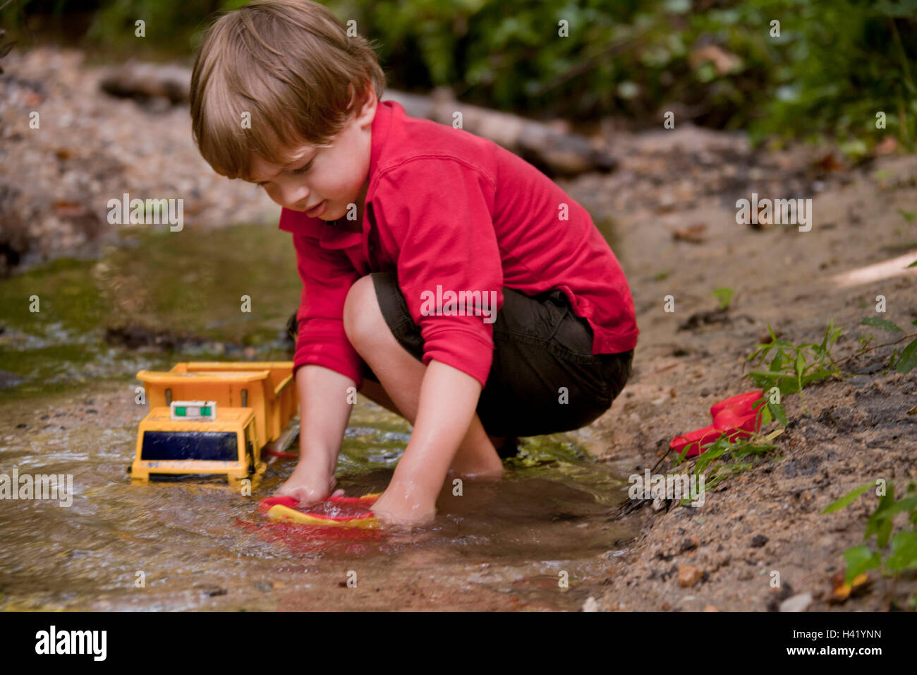 Kaukasische junge spielt mit Konstruktionsspielzeug im Fluss Stockfoto