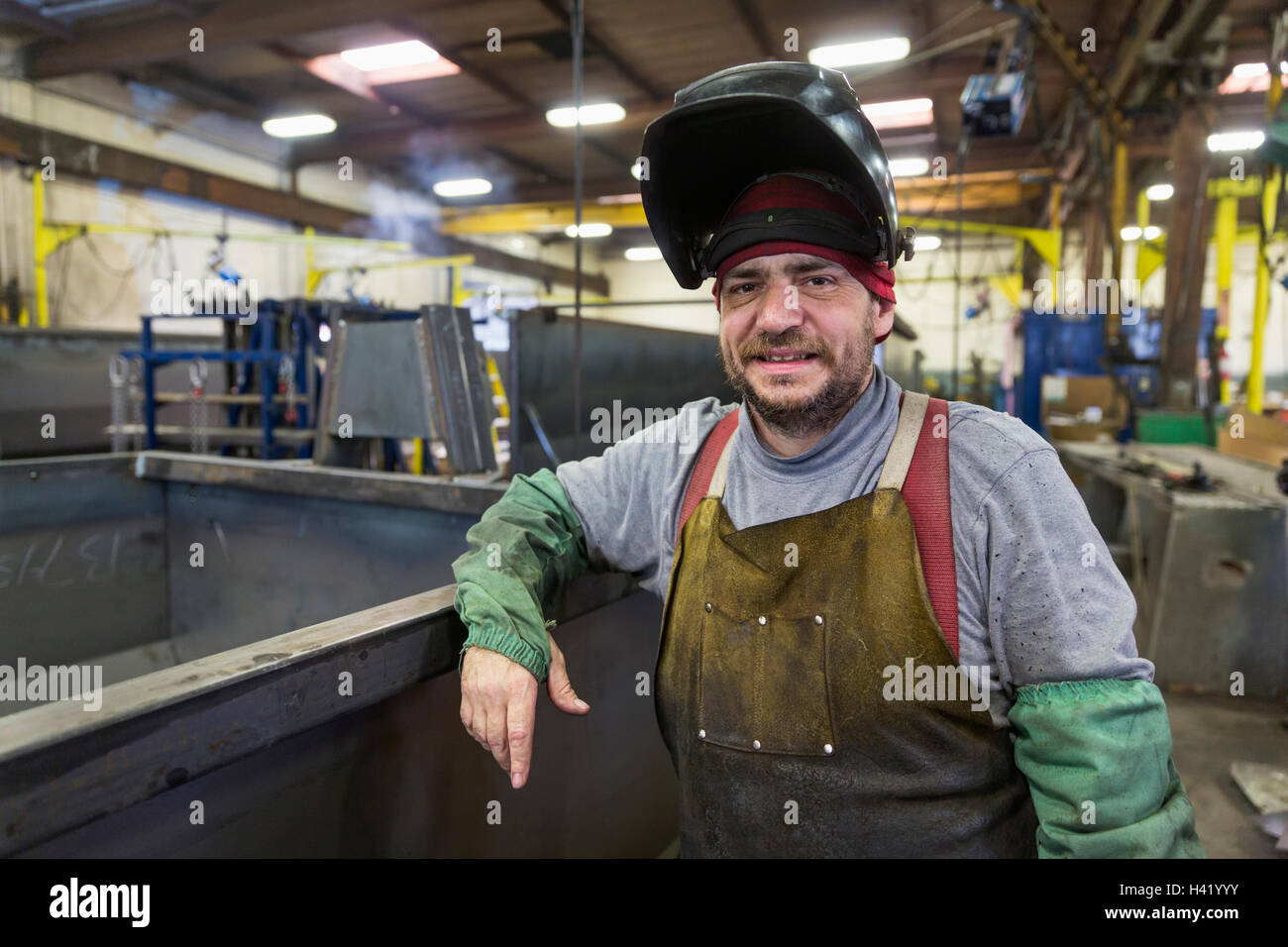 Kaukasische Schweißer posiert in Fabrik Stockfoto