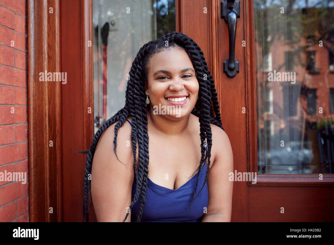 Lächelnde schwarze Frau in Tür Stockfoto