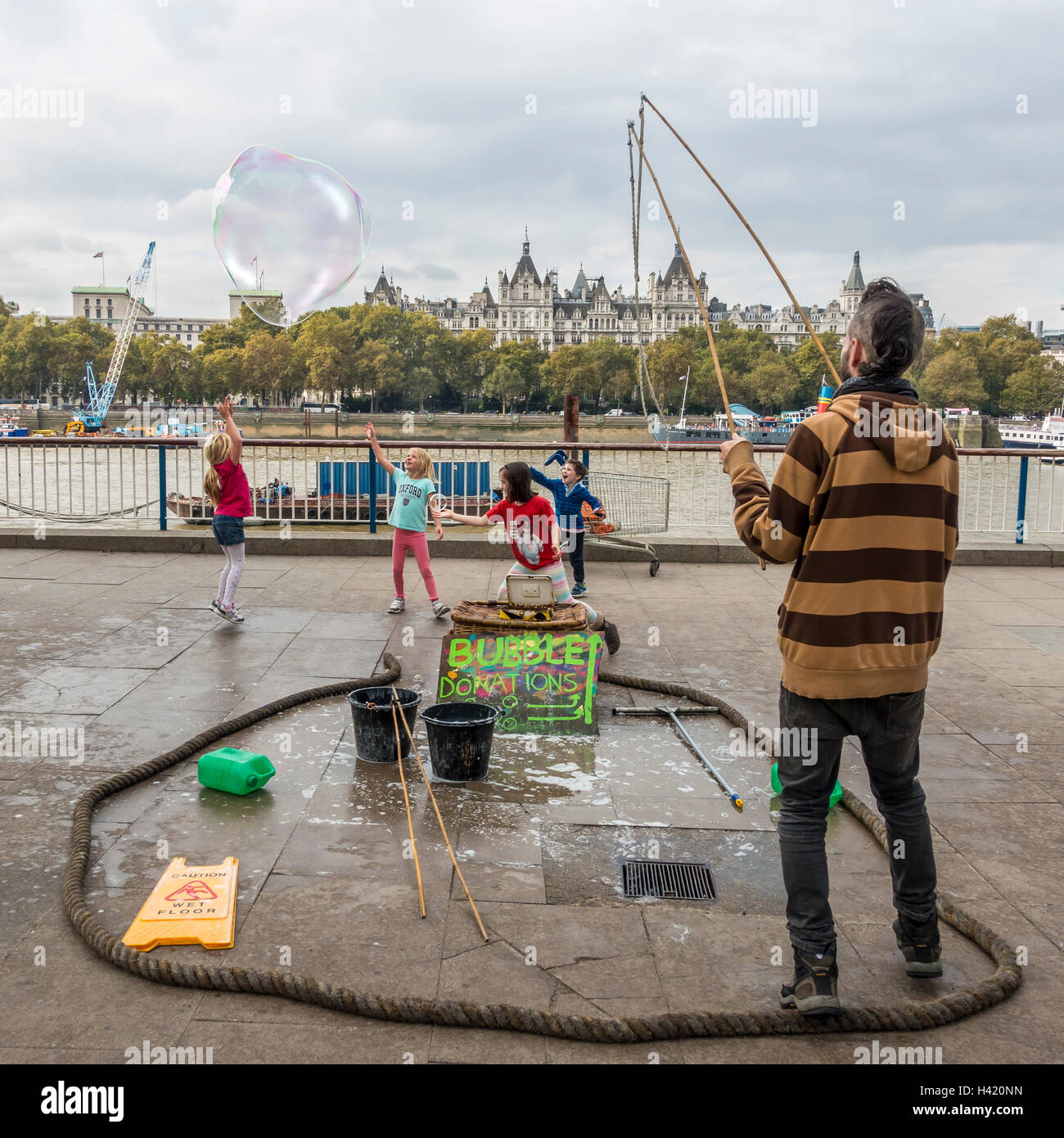 Riesen Luftblasen Entertainer South Bank Fluss Themse London Stockfoto