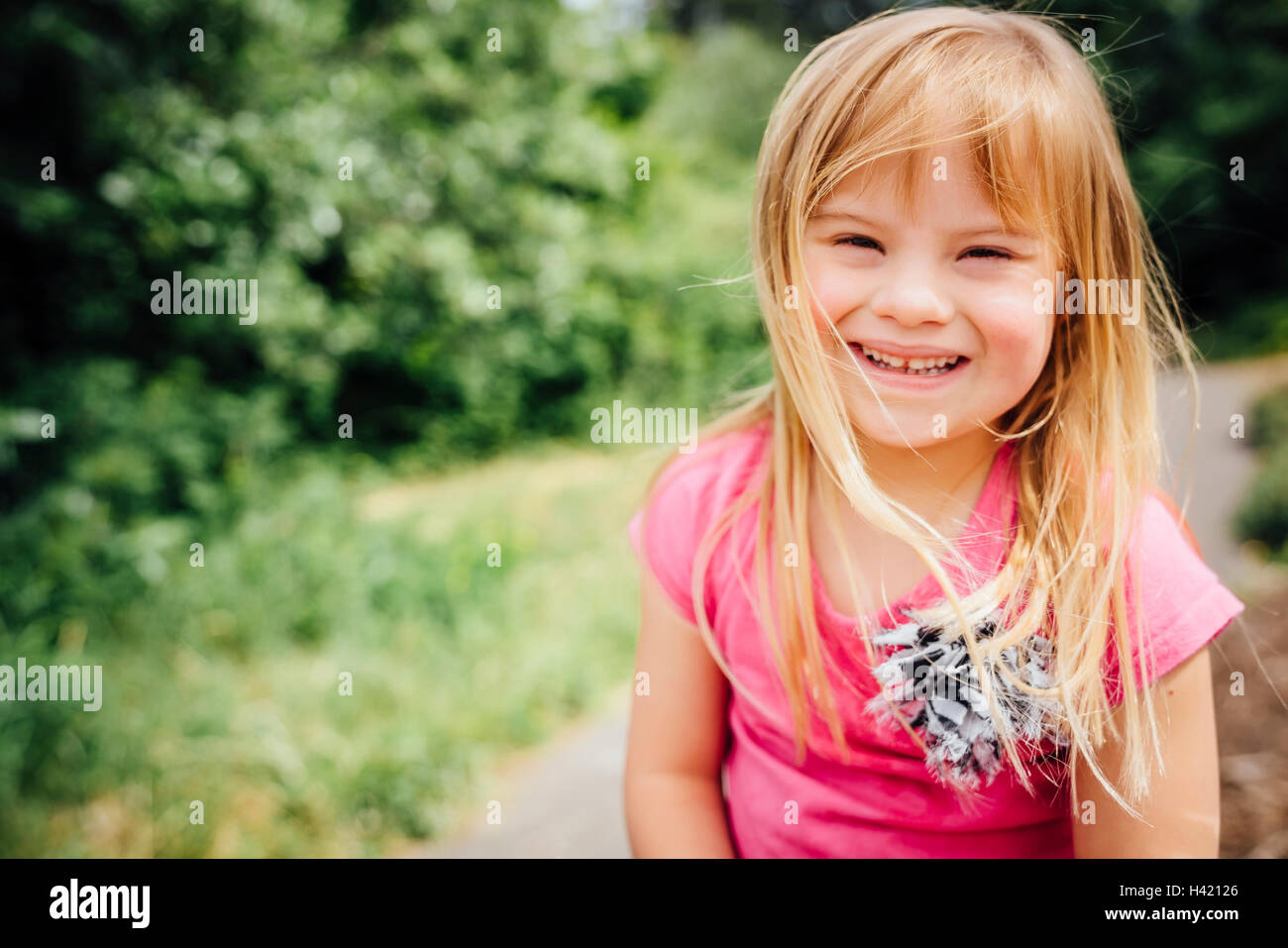 Porträt von lächelndes Mädchen Mischlinge Stockfoto