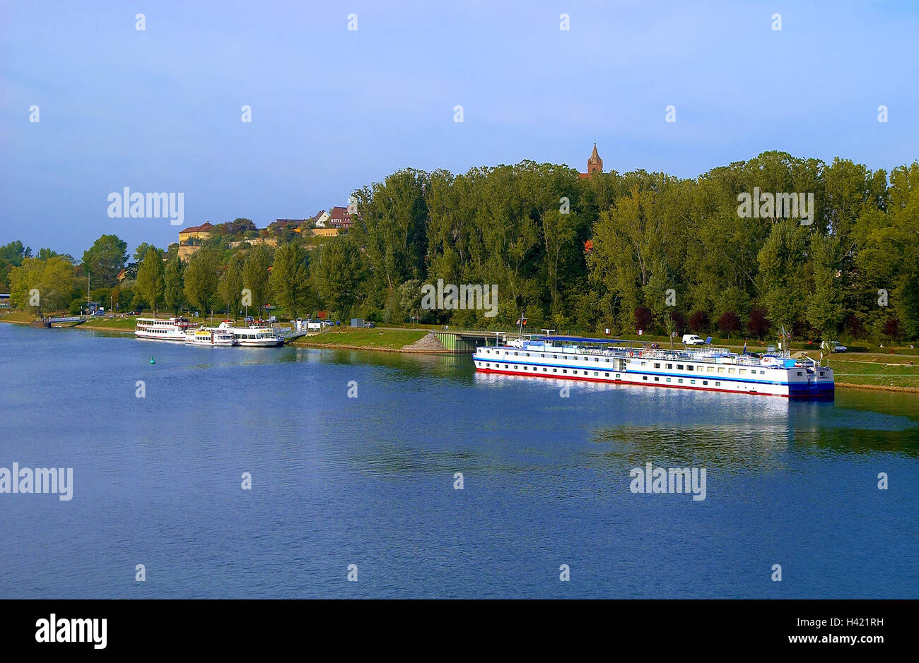 Deutschland, Baden-Württemberg, Kaiserstuhl, Breisach, Rhein, Küste, Urlaub Schiffe, Europa, Haut-Rhin Broads Tiefland, Oberrhein, Stadt, Tourismus, Tourismus, Schiffe, Schifffahrt, Schiff, Ausflug, Anlegestelle Stockfoto