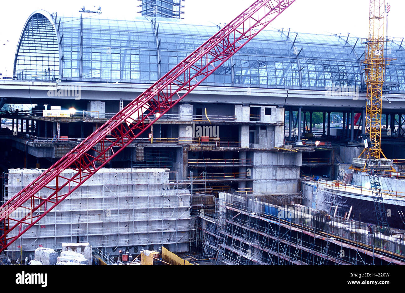 Deutschland, Berlin, Männer bei der Arbeit, Hauptbahnhof, detail, Europa, Brandenburg, Spree Bogen, Lehrter Bahnhof, Bau, Baukräne, Glasdach Konstruktion, Bau, Transport Mittel öffentlich, Schiene transportiert, Eisenbahn, Bahn, Zug, Personentransport, Bahnhof Stockfoto
