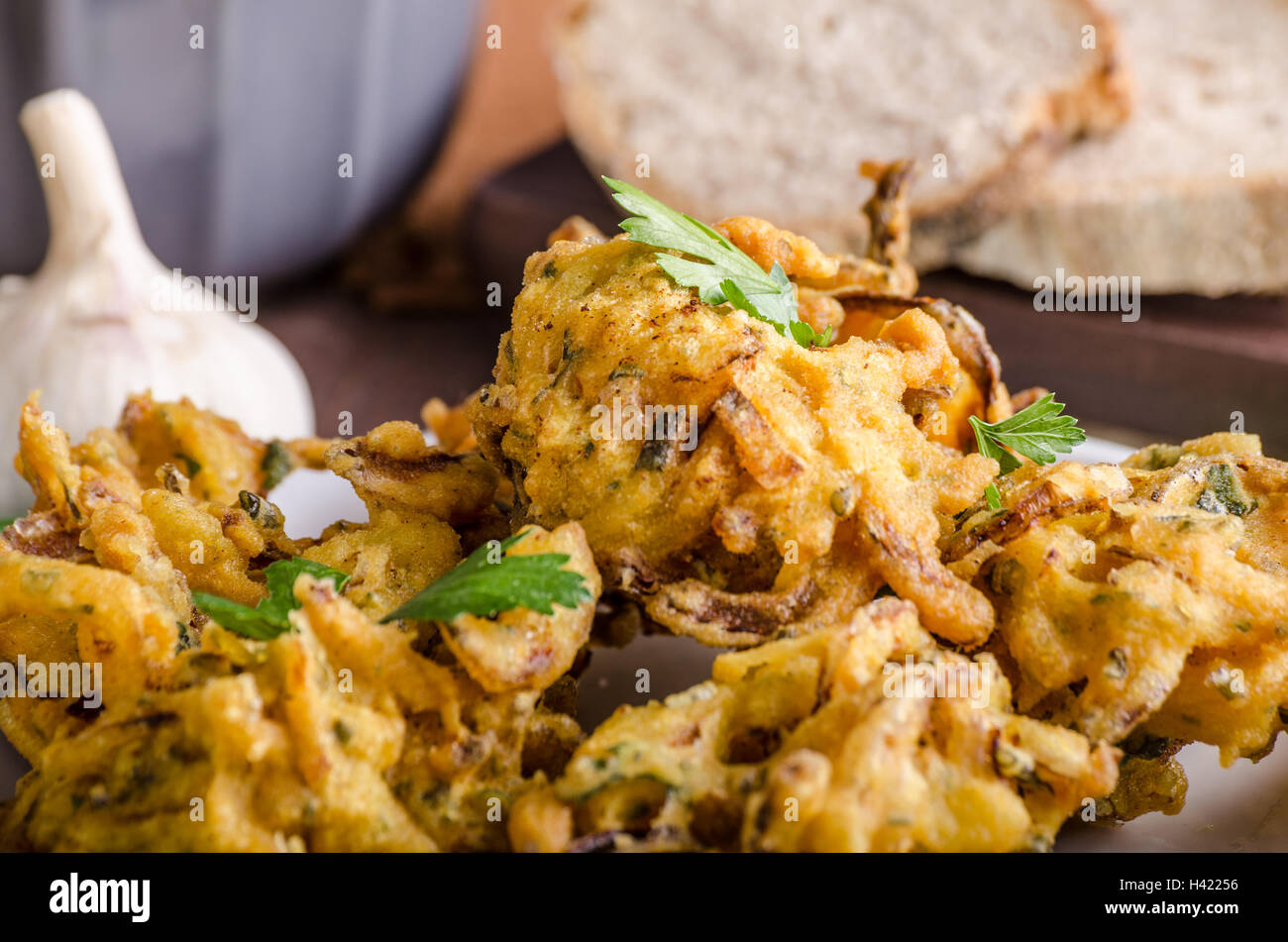 Knusprige Zwiebel-Bhajis, köstliche Suppen, mit Kräutern und Knoblauch Stockfoto