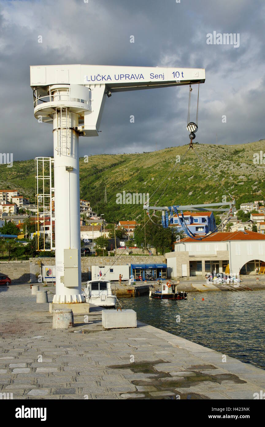 Senj, Kroatien, 16. September 2016: eine kleine Stadt im Norden Kroatiens, liegt an der adriatischen Küste. Kleine Hafenkran. Stockfoto Senj, Kroatien, 16. September 2016: eine kleine Stadt im Norden Kroatiens, liegt an der adriatischen Küste. Kleine Hafenkran. Stockfoto