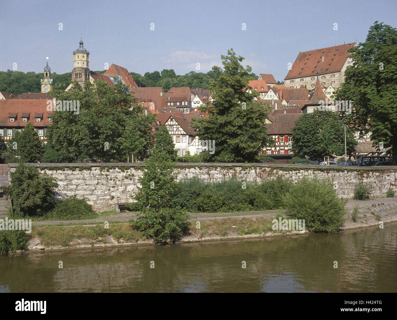 Deutschland, Baden-Wurttemberg, schwäbischen Ton, Blick auf die Stadt, Fachwerk Häuser, Fluss Kocher, Europa, Stadt, Kreisstadt, Häuser, Gebäude, Architektur, Fachwerk, Fachwerk-Architektur, Fachwerkbauten, Stadtbild, Kirche, Türme, Flüsse Stockfoto