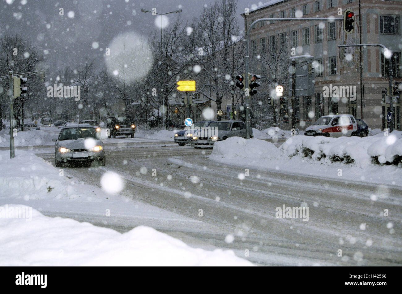 Deutschland, Oberbayern, Garmisch-Partenkirchen, Kreuzung, Verkehr, Winter, Schneefall Bayern, Straße, Kreuzung, Kreuzung, schneebedeckte, Autos, Pkw, Fahrzeuge, fahren, Gefahr Kollision, Schnee, Straße Beziehungen winterliche, Dämmerung Stockfoto