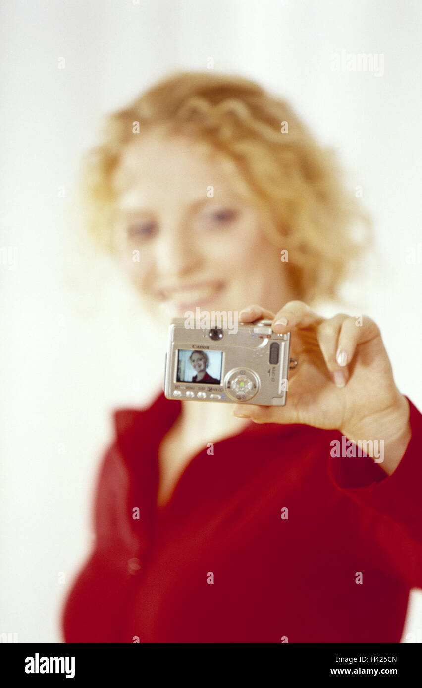 Frau, blond, Digitalkamera, nehmen Sie ein Foto, Selbstbildnis fotografischen Apparat, Kameras, Kamera, Kamera, Canon Ixus V2, Fotografie, Digital Fotografie, Bilder, speichern, Digital, LCD-Monitor, Self-Portrait, Porträt, junge, Lächeln, Stockfoto
