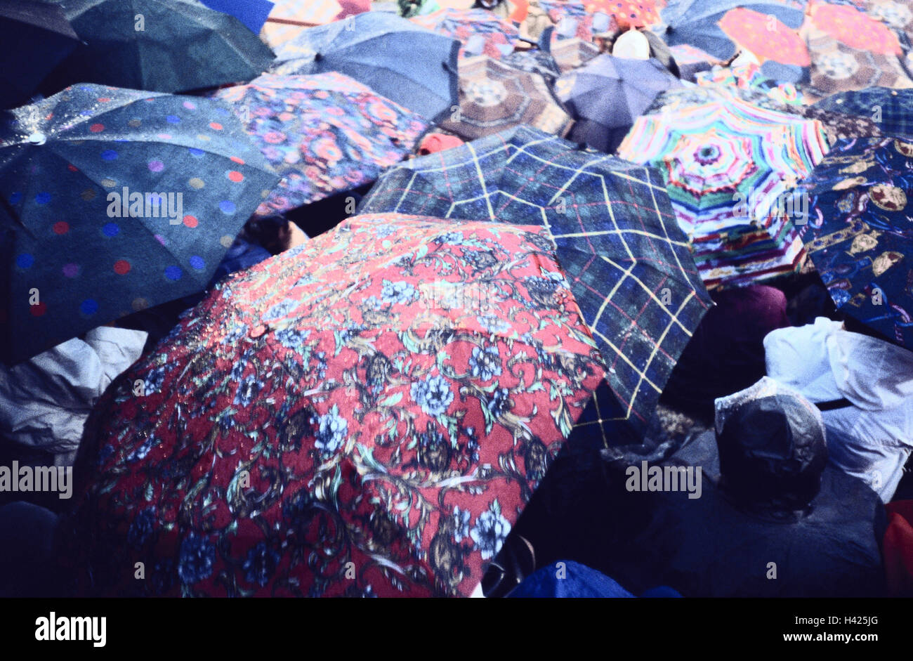 Italien, Verona, Arena, Regen Wetter, Menge Zuschauer, Detail, Sonnenschirme Veneto, Amphitheater, Event, Zuschauer, Wetter, Wetter, Regen, Regen, Regenschutz, Display-Bildschirme, bunt, Farben, anders, bestandene entfernt, außerhalb Stockfoto