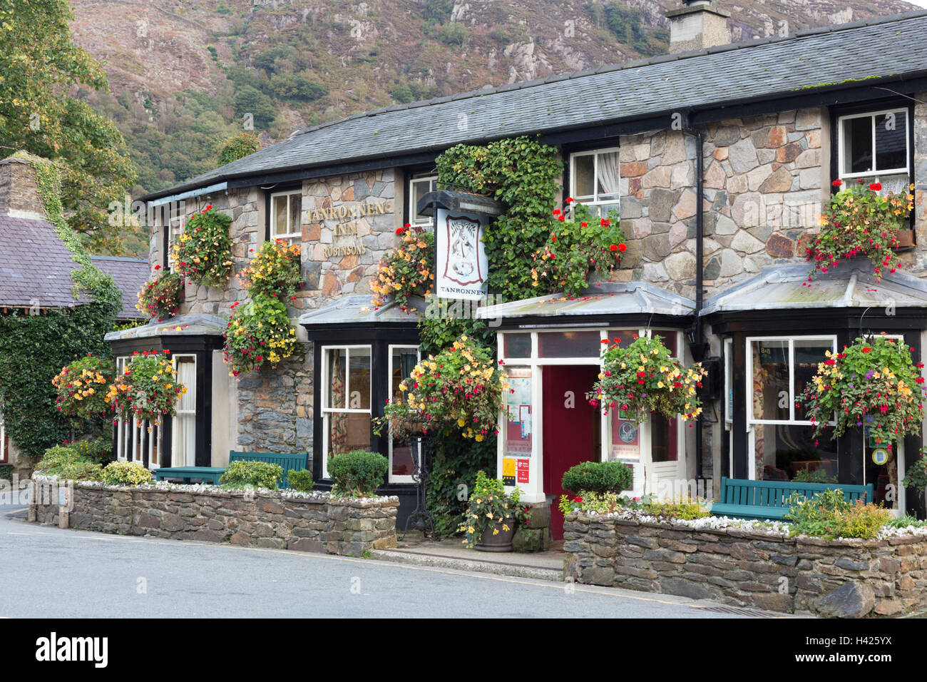 Das attraktive Dorf Beddgelert und das Tanronnen Inn, Snowdonia National Park, North Wales, Großbritannien Stockfoto