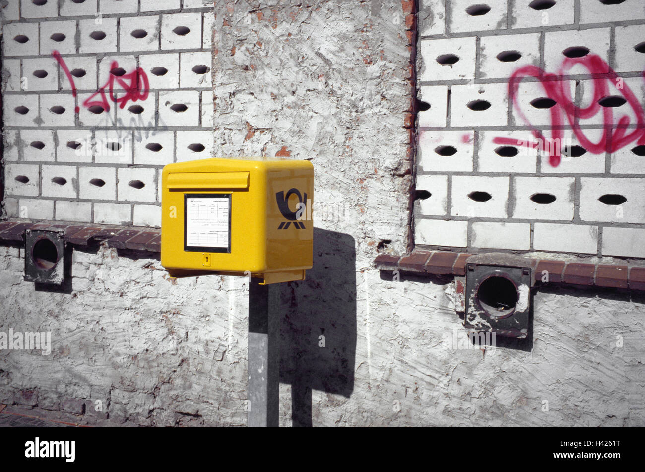 Mehr schlecht, PLZ Postfach, gelb, defensive Wand, Briefkasten, Postfach, Post, Post Wurf in Kommunikation, Korrespondenz, Nachrichten, senden, senden, schriftlichen Kontakt, Korrespondenz, Korrespondenz, Post-System, Service per Post, Dienstleistungen, Service, Kommunikation Stockfoto