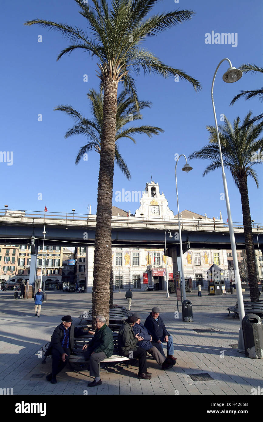 Italien, Ligurien, Genua, Porto Anti-Co., Piazza Depression feste, Palmen, Besucher, Europa, Süd, Europa, Nord-Italien, Region Ligurien, genetische Eizellen, Stadt, Provinzhauptstadt, Stadt, Kulturhauptstadt Europas im Jahr 2004, Ort von Interesse, Hafen, Promenade, Hafenpromenade, Senioren, Kontaktstelle Stockfoto