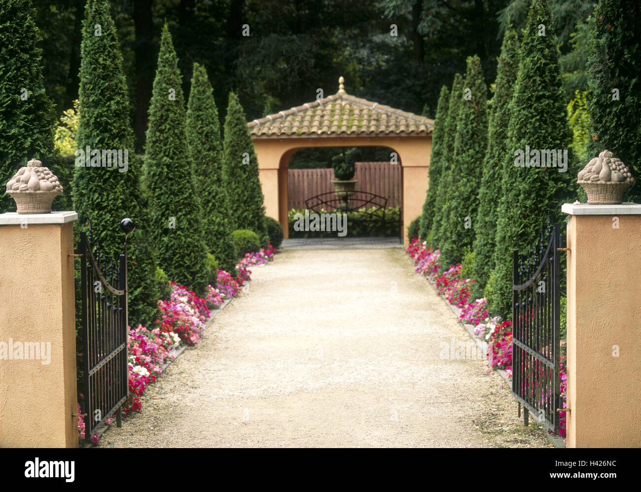 Garten, Eingang, Tor, Weg, Italien, Toskana, Garten, Park, Gartentor, Schmiedeeisen, Beiträge, Torpfosten, ehrlich gesagt, Eintritt, einladend, Pflanzen, Bäume, Hecken, Blumen Gebäude italienische mediterrane Süden, Arbor Vitae, Arbor Vitaes, Pavillon, Laube betreut eröffnete Sommer Urlaub Ornament Pflanzen, in der Regel, traditionell, Idyllen, Offenheit, Garten, Architektur, Landschaftsarchitektur, Landschaft Bau, Gartenbau Stockfoto