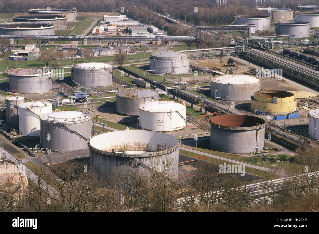 Raffinerie, Lager Tanks, Übersicht, Industrieanlage, Petrochemie, Erdölaufbereitung, Rohöl, Energie, Energieversorgung, Energiewirtschaft, Mineralölverarbeitung, Industrie, Wirtschaft, Fabrikgelände, Tanks, Europa, Deutschland, Nordrhein-Westfalen, Dysente Stockfoto