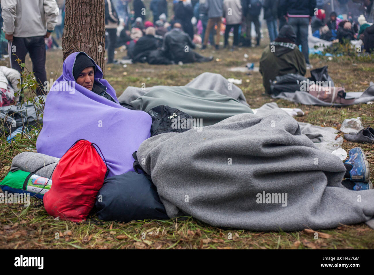 Flüchtlinge, schlafen und tragen alles, was, die Sie bekommen, um warm zu bleiben, im Flüchtlingslager im Spielfeld auf Slowenisch-österreichischen Grenze Stockfoto