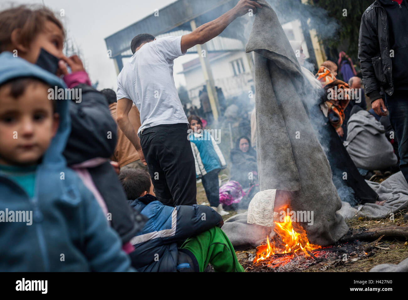 Flüchtlinge ihre decken im Mangel an Holz verbrennen, um ihre Familien um Feuer aufzuwärmen. Stockfoto