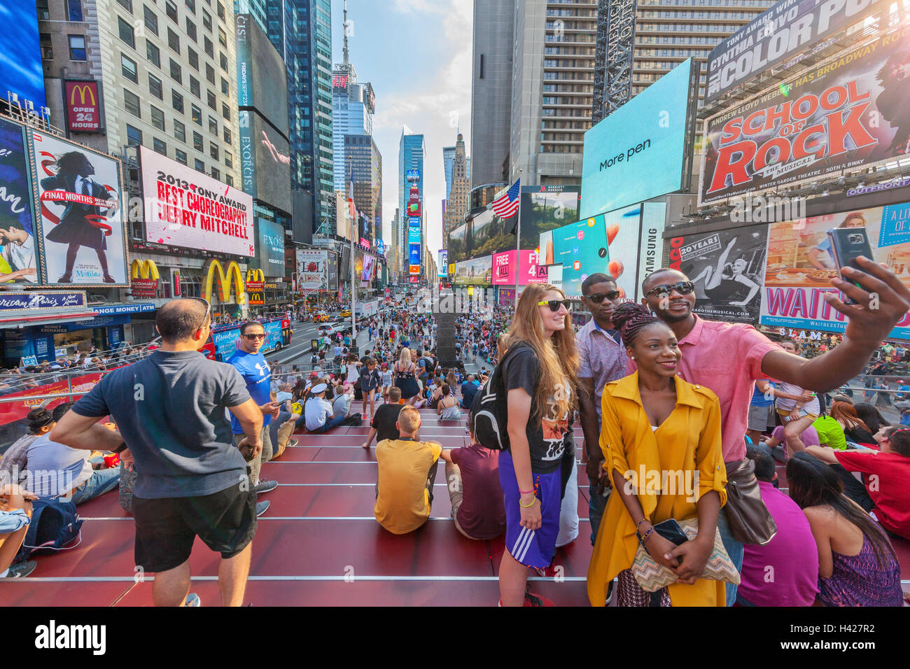 Touristen, die Einnahme von Selfies auf dem Times Square, New York City, New York. Stockfoto