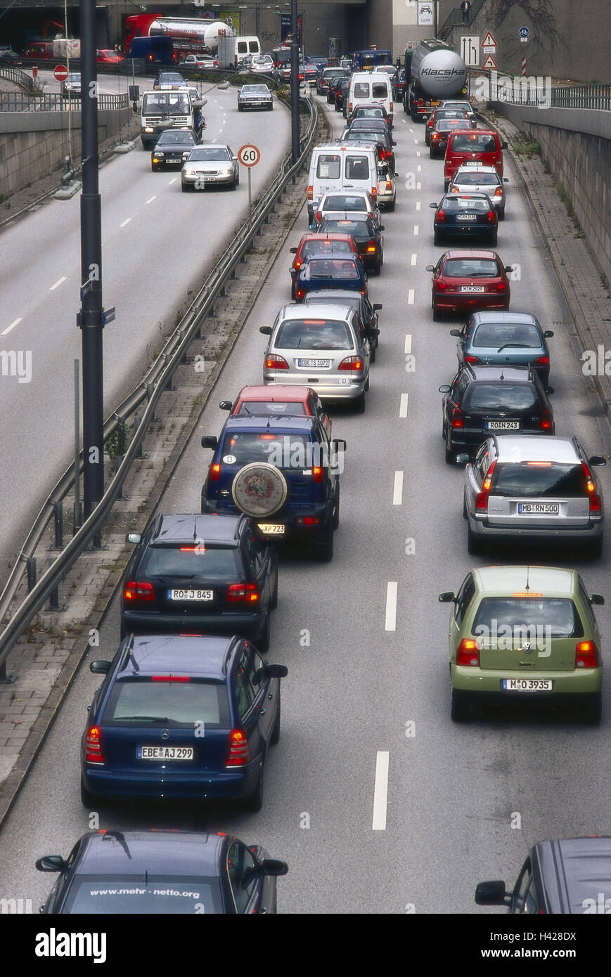 Stadt, Straße, mehrspurigen, Marmelade, Stadtverkehr, Verkehr, Fahrzeuge, Pkw, LKW, Laufwerke, Ständer, Stau, Obstruktion, Gebirgspässe, Stop-und-Go-Verkehr, "Stop-and-Go", Blech-Lawine, Volumen des Verkehrs, Konzept, Luftverschmutzung, Luftverschmutzung, um- Stockfoto