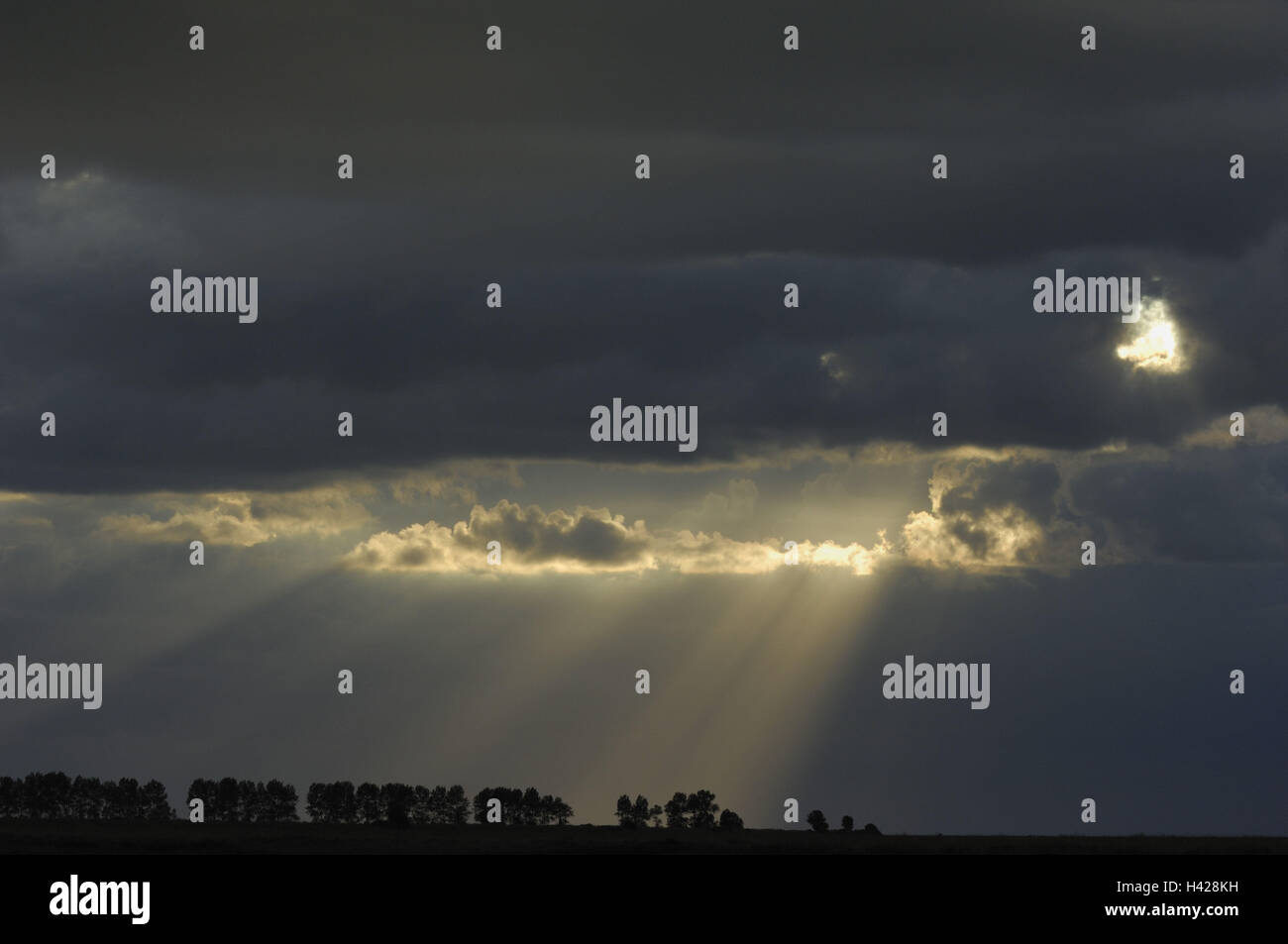 bewölkter Himmel, finster, Regenwolken, Sonnenstrahlen durchbrechen Stockfoto