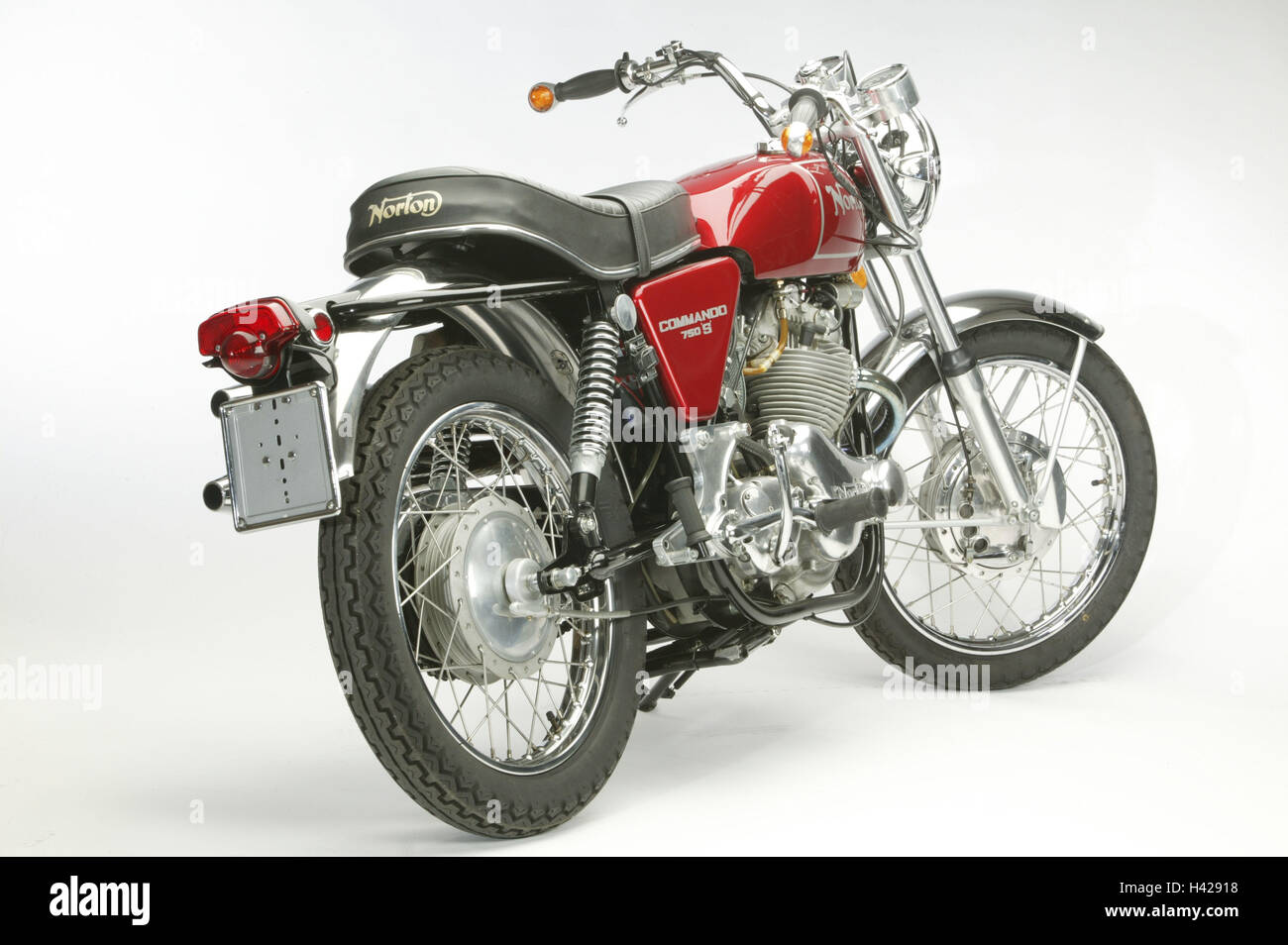 Motorrad, Norton Commando 750 Seiten, rot, klassisch, diagonal hintere Ansicht, Vorschau, auf der rechten Seite, Stockfoto