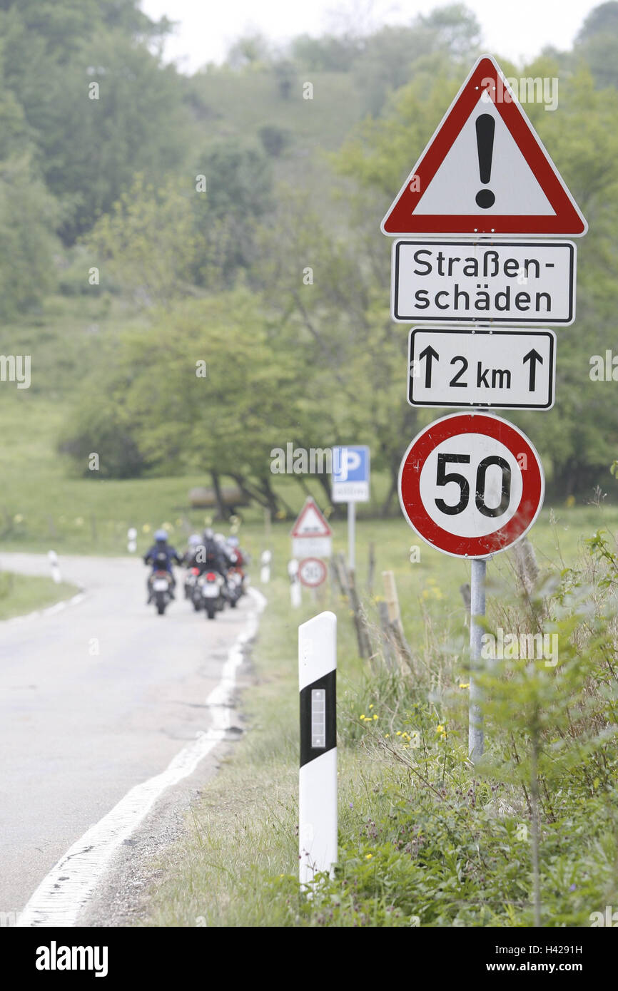 Dokumentation Testsituationen, Gruppe, Motorradfahrer, Rückansicht, Schilder, Vordergrund Stockfoto