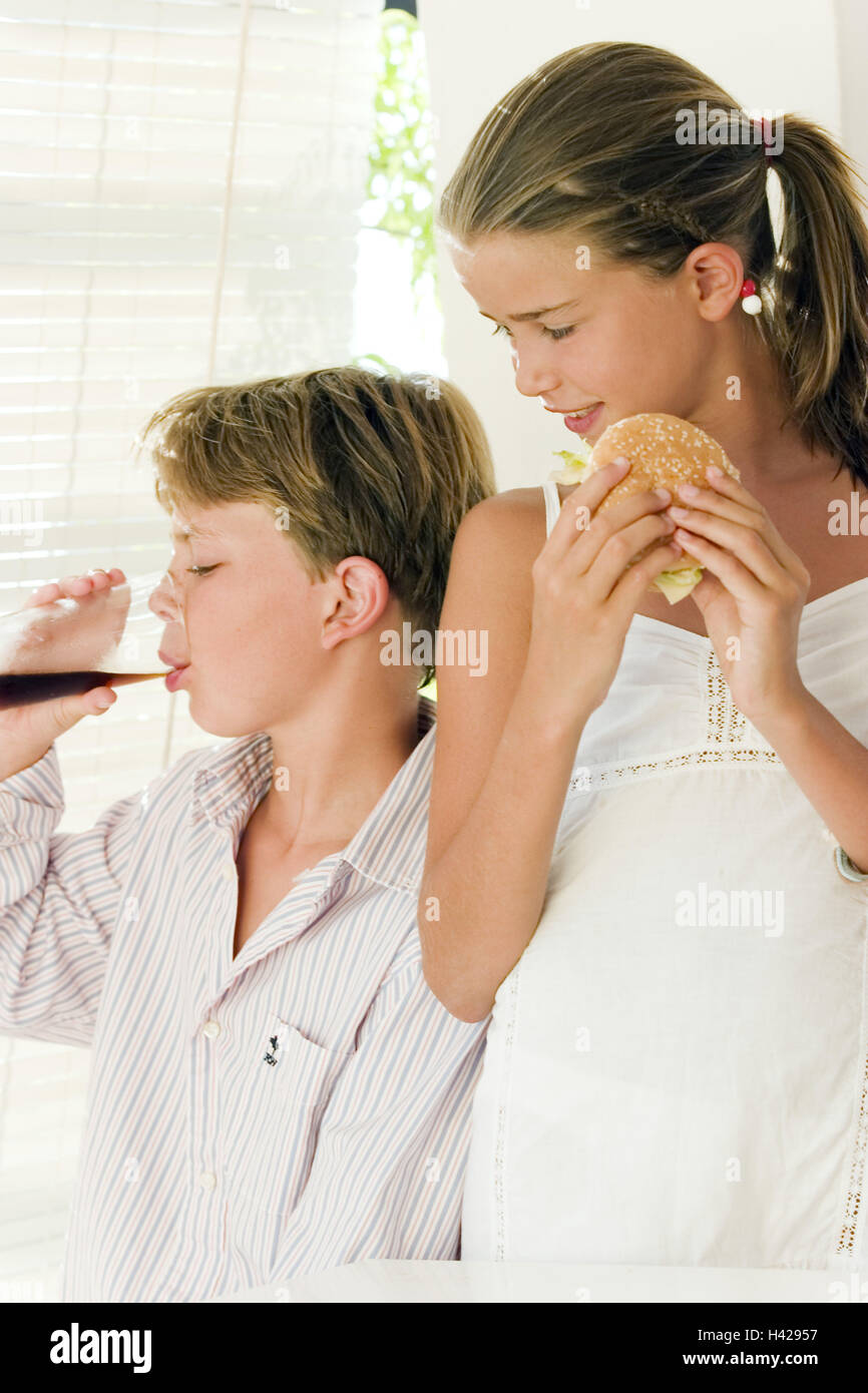 Junge, Cola trinken, Mädchen, Hamburger, Essen, Cola, halbe Portrait Stockfoto