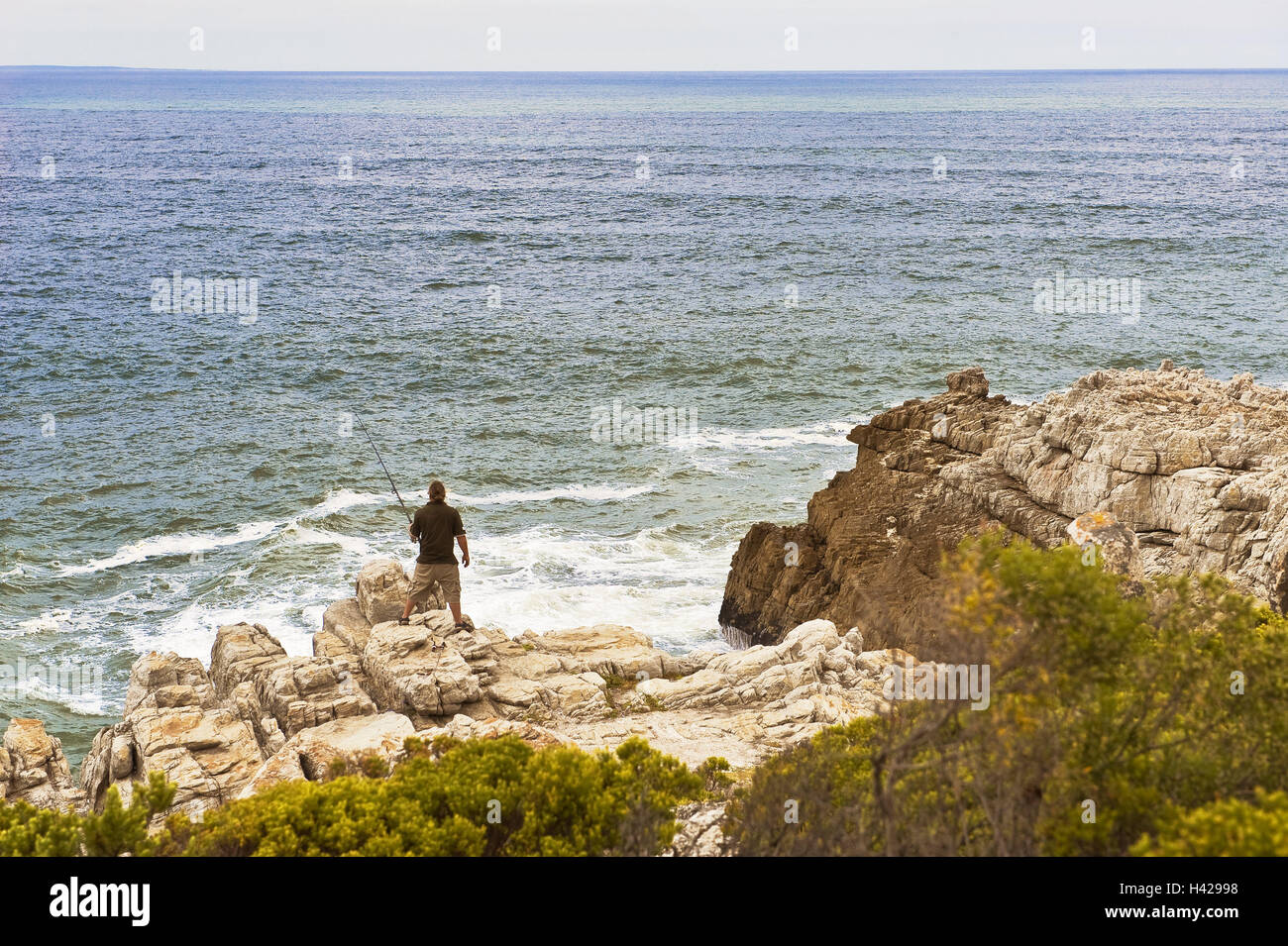 Süden, Afrika, Westkap, Berg über Walker Bay, Küste, Meer, Afrika, Angler der Kapprovinz, Kap-Halbinsel, Galle Küste, Felsen, Meer, Person, Mensch, Sport, Fischer, Fang, Hobby, Freizeit, Angeln, Weinregion, Weinanbaugebiet, Weinanbaugebiete, Tourismus, Reiseziel, Urlaubsziel, Surf, Breite, Abstand, Horizont, bewölkter Himmel, Stockfoto