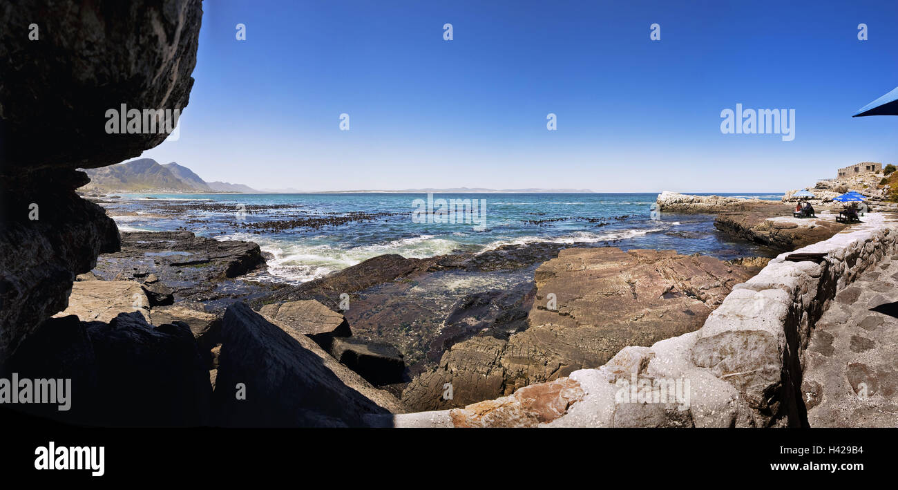 Süden, Afrika, Westkap, Berg über Walker Bay, Hermanus, Strandbar, Meer, Afrika, Kap-Provinz, Kap-Halbinsel, Landschaft, Küste, Küstenlandschaft, Galle Küste, Zeklüftet, Gastronomie, Strandbar auf Grund gelaufen, bar, Café, Wein Region, Winelands, Tourismus, Reiseziel, Urlaubsziel, Surf, Ozean, Person, Gäste, Breite, Abstand, Horizont, Panorama, Panoramabild, Textfreiraum, Stockfoto