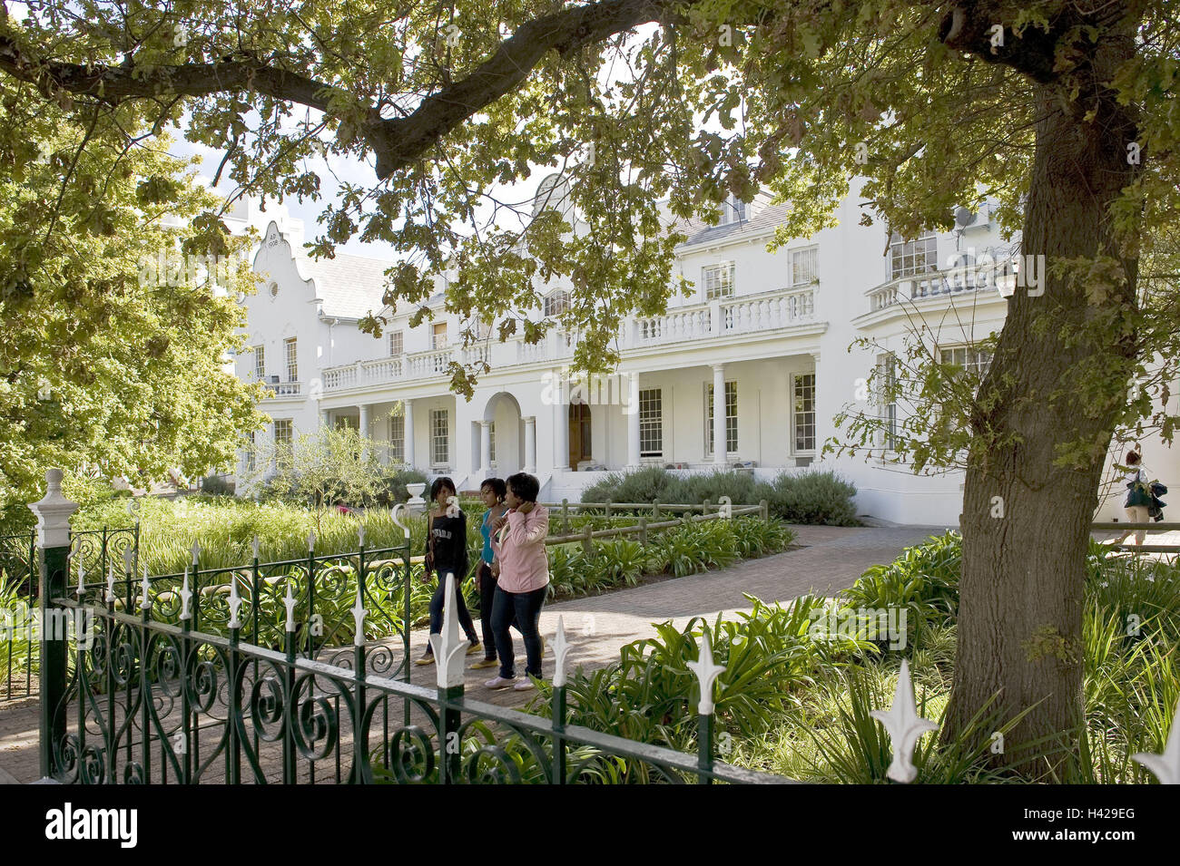 Süden, Afrika, Westkap, Stellenbosch, Universität, Campus, Studenten, Afrika, Gebäude, Struktur, Universitätsgebäude, Universitätsviertel, Ausbildung, Studium, Bildungseinrichtung, College, Elite-Universität, Architektur, historisch, Schule, Kolonialstil, Kap-in Niederländisch, Reiseziel, Reiseziel, Weinregion, die Kap-Provinz, Tourismus, Sehenswürdigkeit, Winelands, Person, Schüler, Mädchen, Park, Bäume, Zaun, Stockfoto