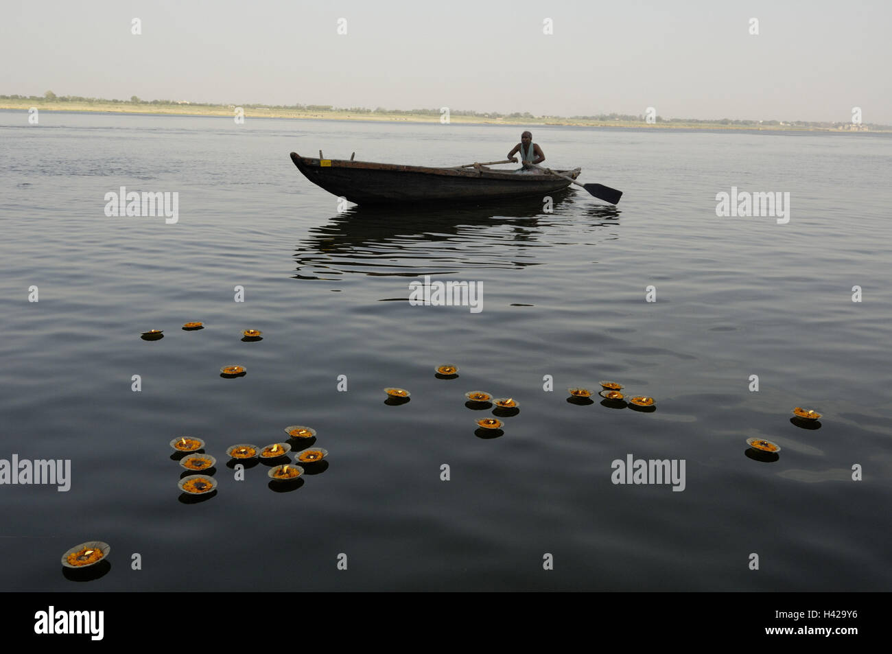 Indien, Uttar Pradesh, Varanasi, walk, oar Stiefel, aufopfernde Lichter, Stockfoto