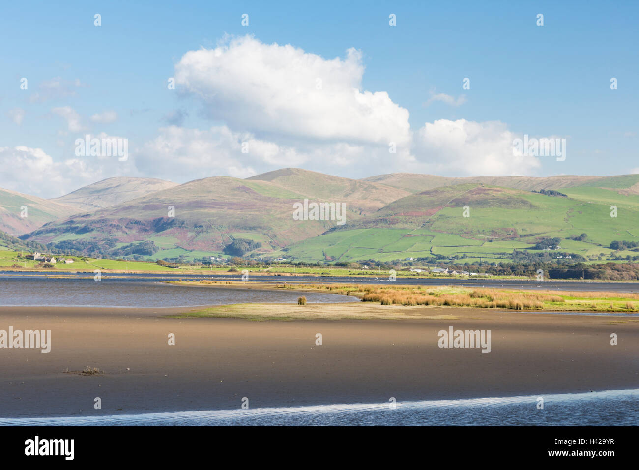 Breites Wasser auf die Afon Dysynni in der Nähe der Küste Stadt Tywyn, Cardigan Bay. Merionethshire, Nordwales. Stockfoto