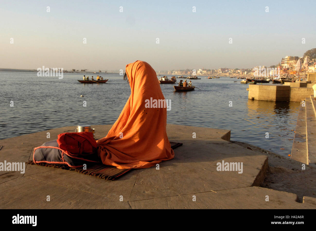 Indien, Uttar Pradesh, Varanasi, Ghats, Gläubigen, Stockfoto