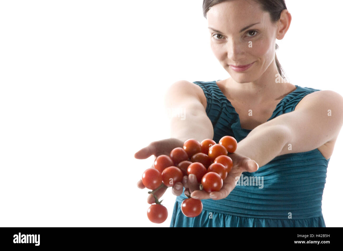 Frau, Porträt, schneiden Sie Tomaten, halten, zeigen Stockfoto