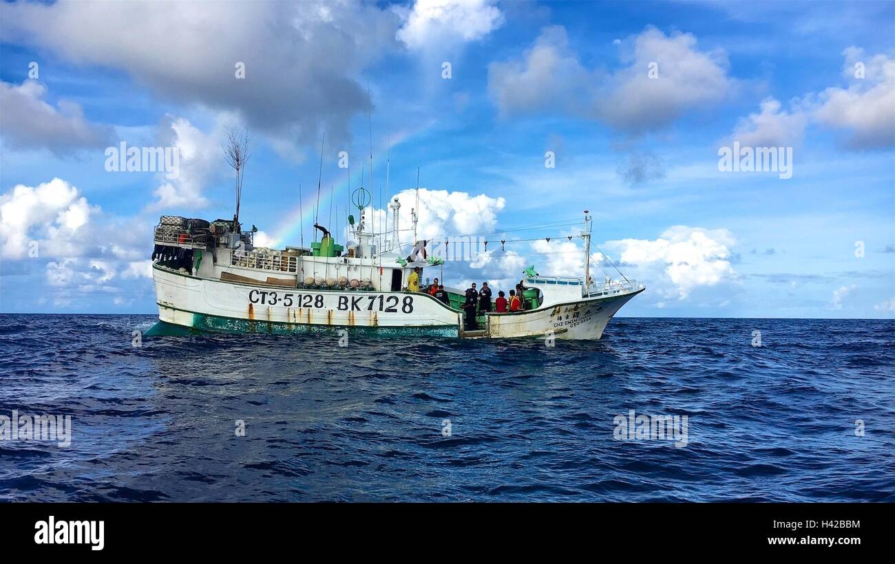 US-Küstenwache Offiziere an Bord der Taiwan-Flagge Fischereifahrzeug Chi Chih Ching Nr. 1 5. September 2016 in Palau ausschließlichen Wirtschaftszone, Republik Palau. Stockfoto