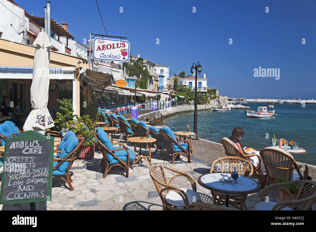 Hafenpromenade, Kokkari, Insel Samos, Insel im Mittelmeer, Griechenland, Europa Stockfotografie 